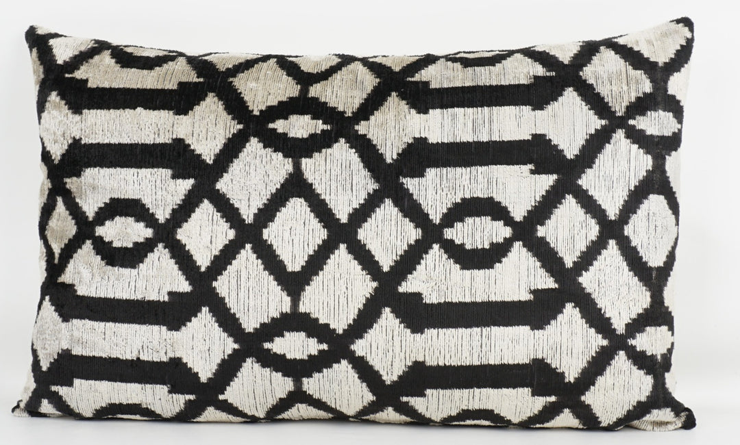 Seidenkissen 40x60cm mit Grafik-Maze in Offwhite und Schwarz