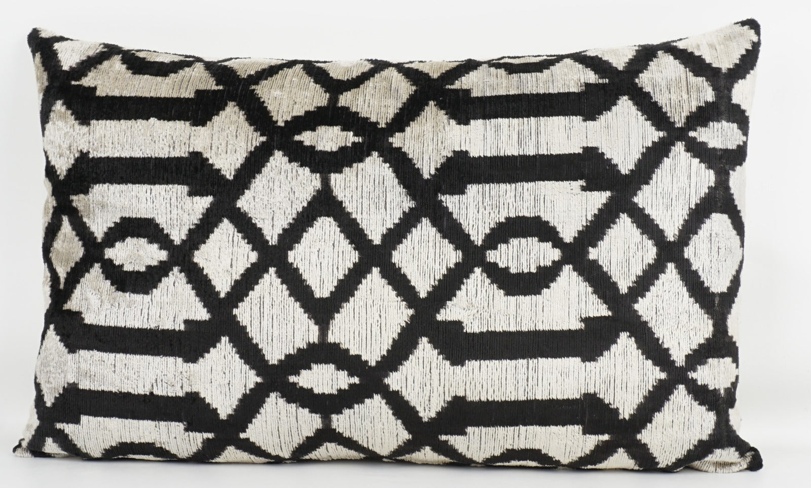 Seidenkissen 40x60cm mit Grafik-Maze in Offwhite und Schwarz