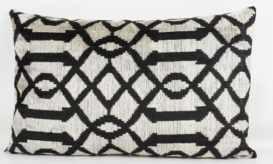 Seidenkissen 40x60cm mit Grafik-Maze in Offwhite und Schwarz