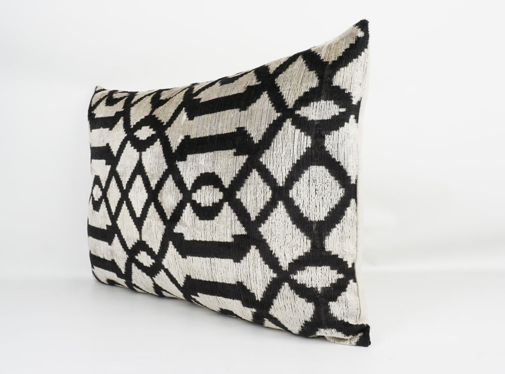 Seidenkissen 40x60cm mit Grafik-Maze in Offwhite und Schwarz