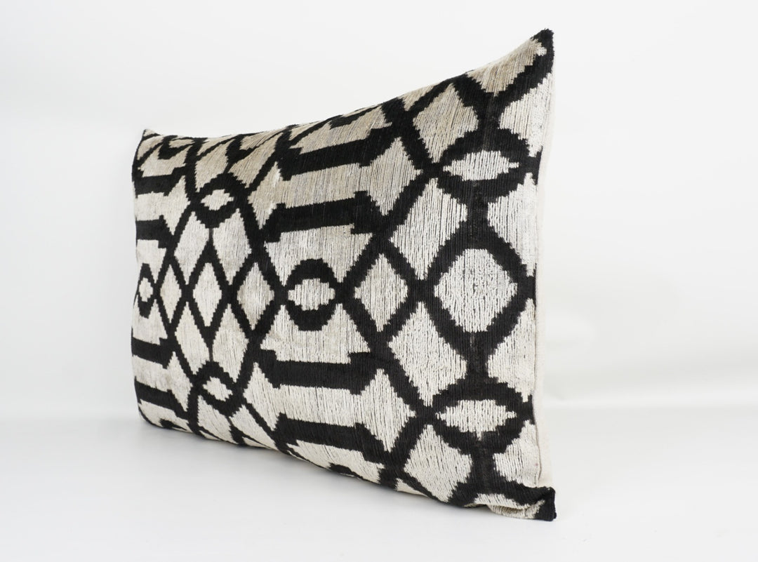 Seidenkissen 40x60cm mit Grafik-Maze in Offwhite und Schwarz