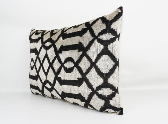 Seidenkissen 40x60cm mit Grafik-Maze in Offwhite und Schwarz