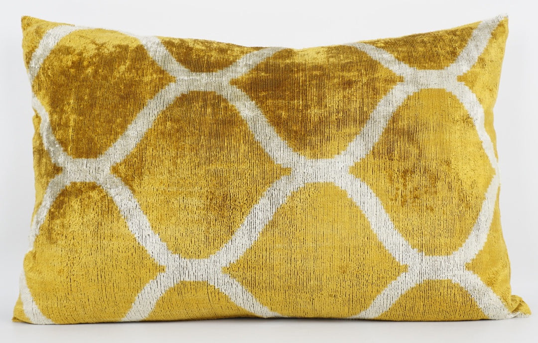 Seidenkissen 40x60 cm mit Grafik-Maze-Muster in Safran-Offwhite