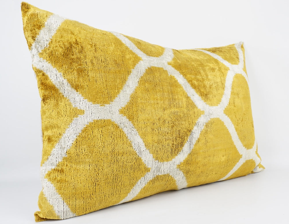 Seidenkissen 40x60 cm mit Grafik-Maze-Muster in Safran-Offwhite