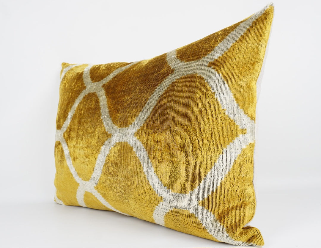 Seidenkissen 40x60 cm mit Grafik-Maze-Muster in Safran-Offwhite