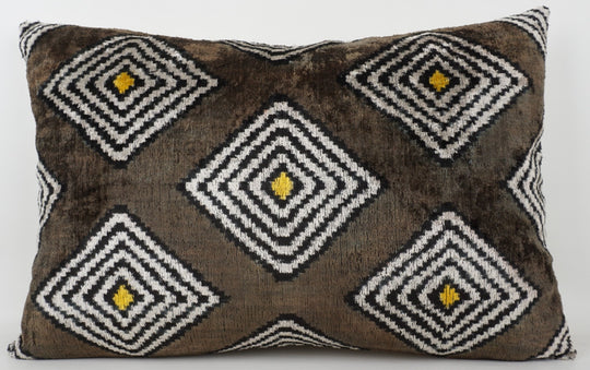 Seidenkissen 40x60cm mit Grafik-Raute in Dunkeltaupe-Offwhite-Schwarz-Gelb