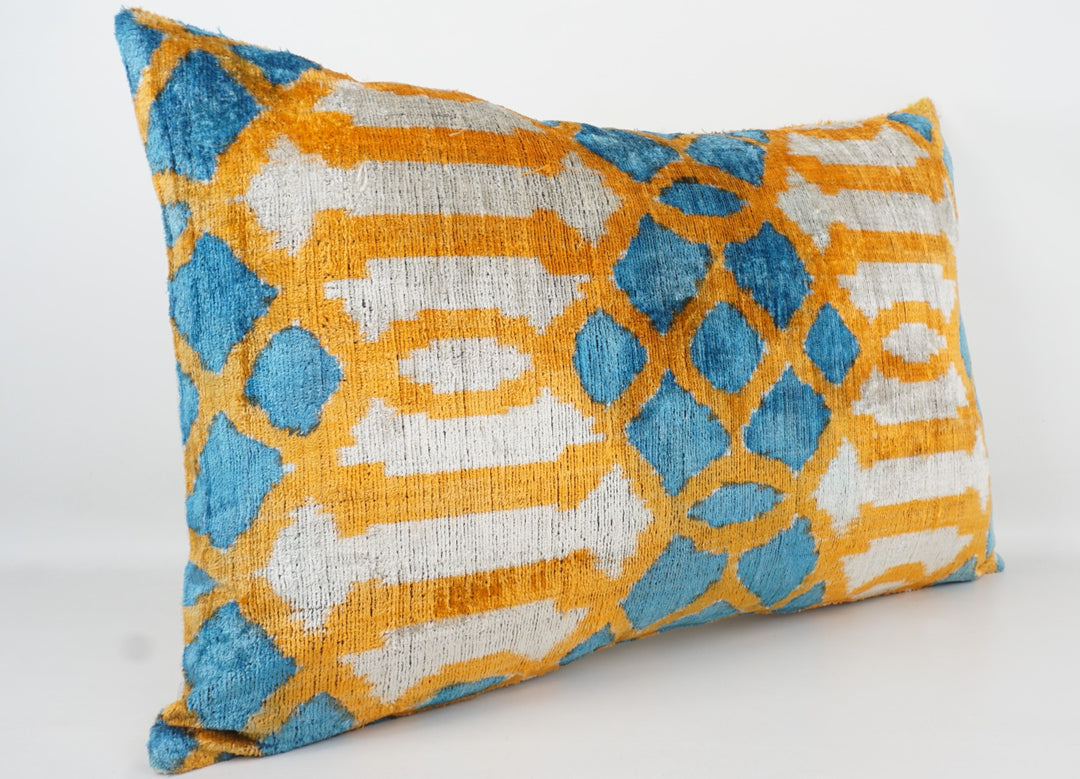 Seidenkissen 40x60cm mit Ikat-Gitter in Offwhite-Gelb-Blau