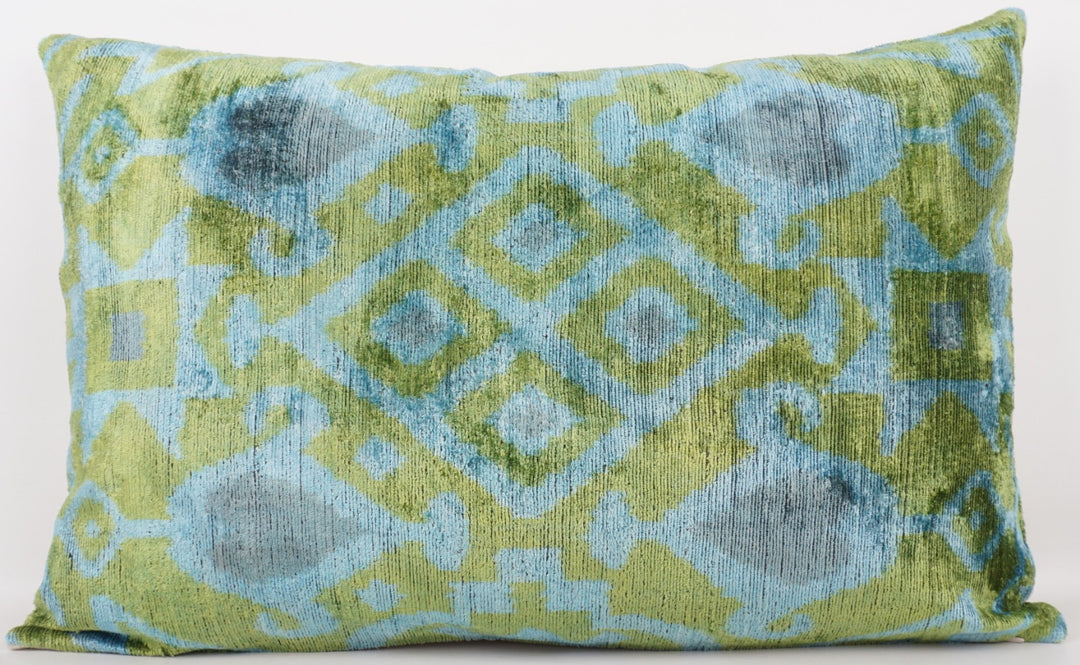 Seidenkissen 40x60cm mit Ikat-Ornament in Mint-Blau-Oliv