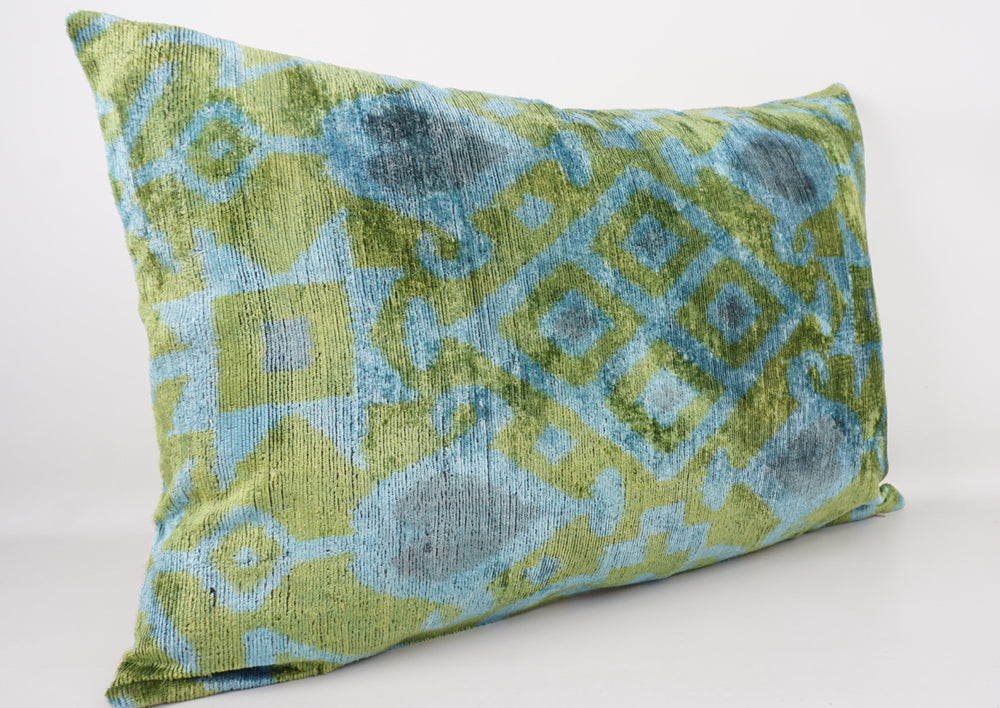 Seidenkissen 40x60cm mit Ikat-Ornament in Mint-Blau-Oliv