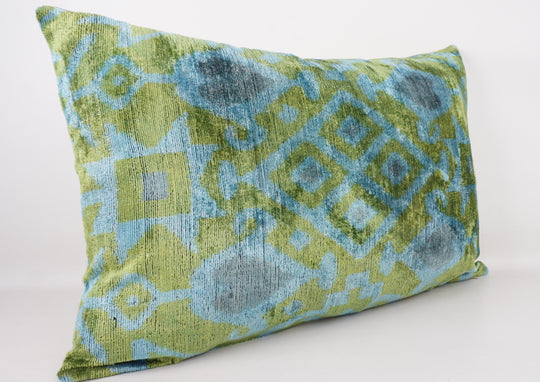 Seidenkissen 40x60cm mit Ikat-Ornament in Mint-Blau-Oliv