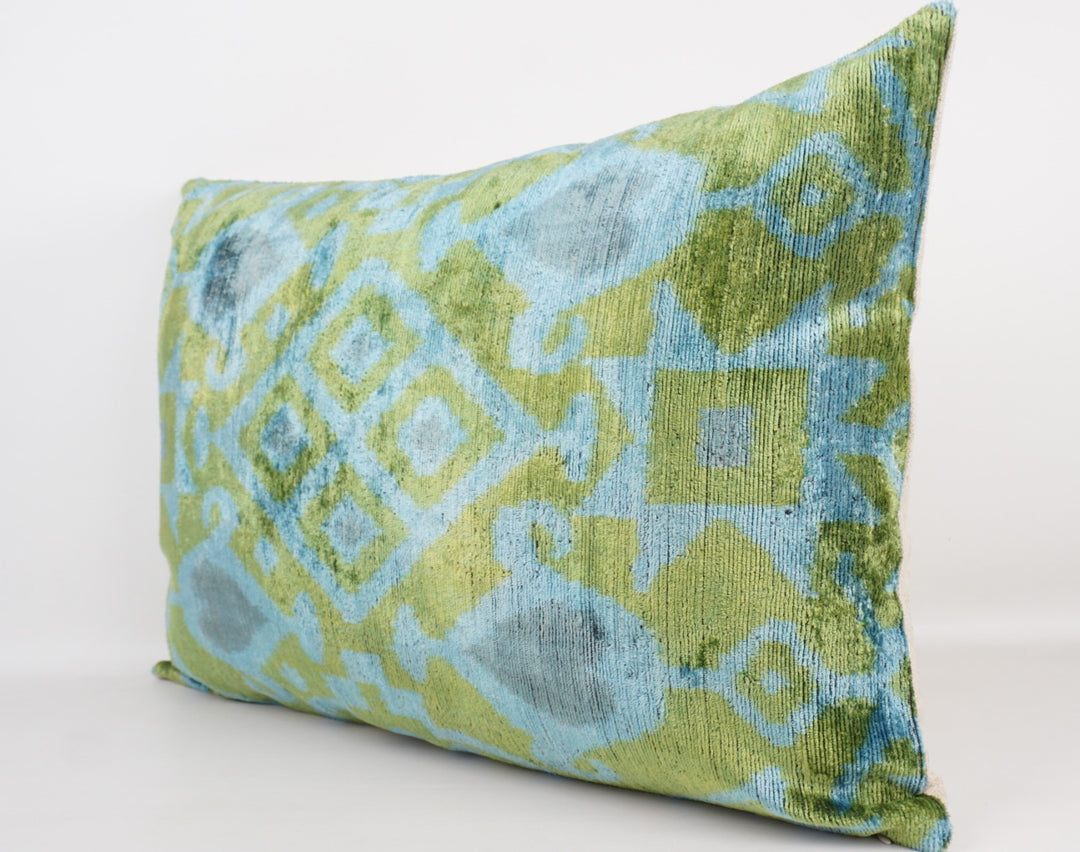 Seidenkissen 40x60cm mit Ikat-Ornament in Mint-Blau-Oliv