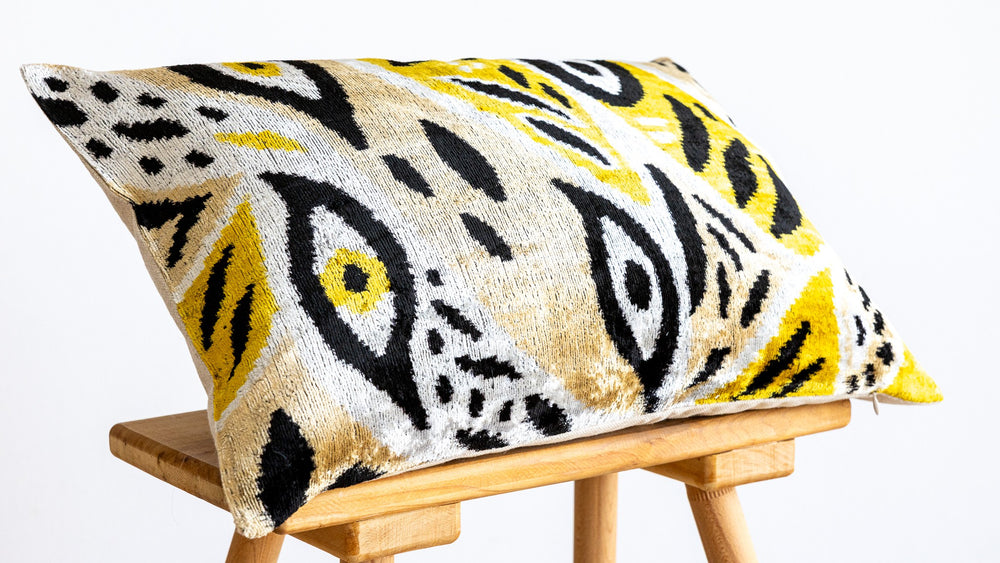 Silk/Velvet Kissenhülle 40x60cm Ikat Ovalformen Offwhite Schwarz Gelb Sand