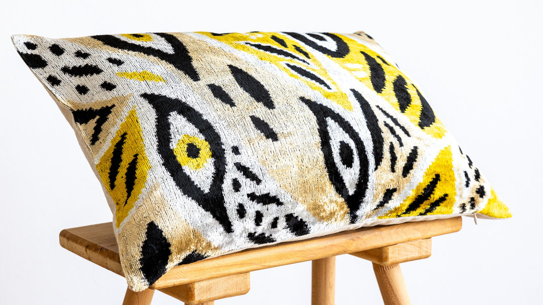 Silk/Velvet Kissenhülle 40x60cm Ikat Ovalformen Offwhite Schwarz Gelb Sand
