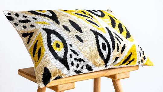 Silk/Velvet Kissenhülle 40x60cm Ikat Ovalformen Offwhite Schwarz Gelb Sand