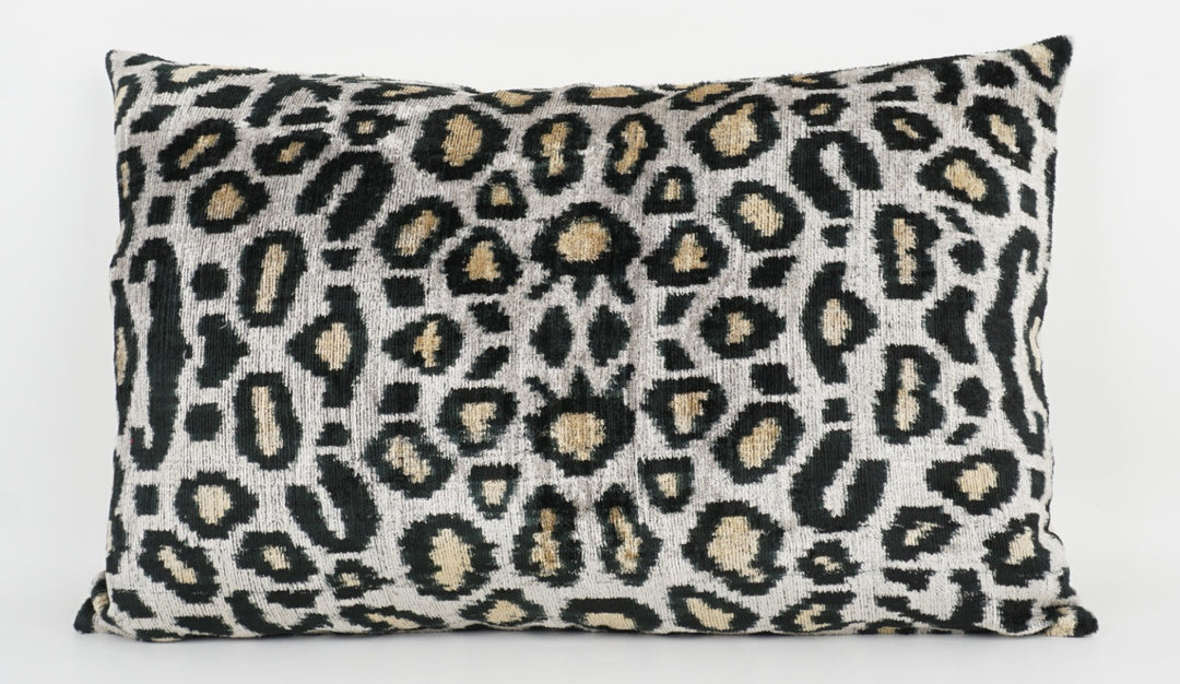 Seidenkissen 40x60cm mit Leopard-Muster in Offwhite, Schwarz & Beige – Silk/Velvet