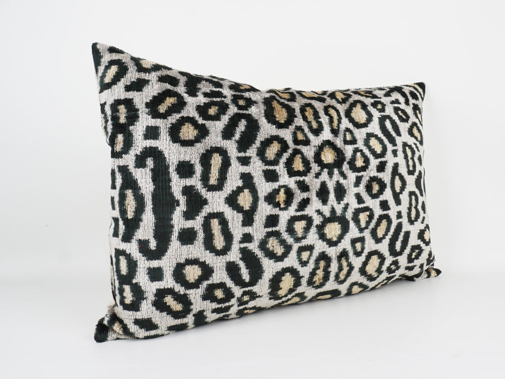 Seidenkissen 40x60cm mit Leopard-Muster in Offwhite, Schwarz & Beige – Silk/Velvet