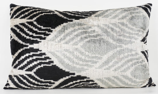 Seidenkissen 40x60cm mit Op-Art Wellen in Offwhite-Schwarz-Grau