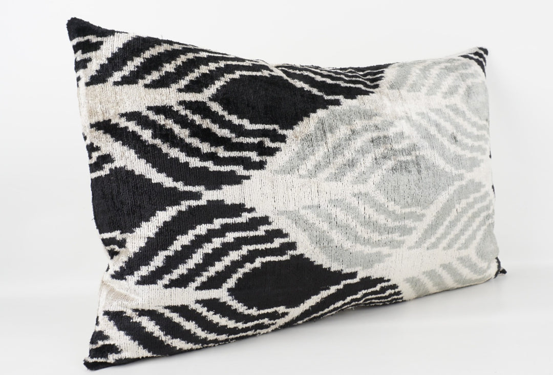 Seidenkissen 40x60cm mit Op-Art Wellen in Offwhite-Schwarz-Grau