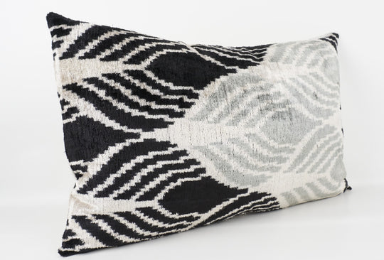 Seidenkissen 40x60cm mit Op-Art Wellen in Offwhite-Schwarz-Grau