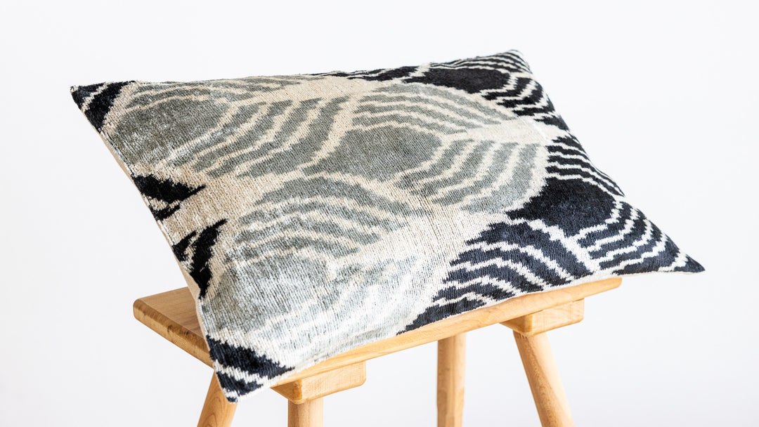Silk/Velvet Kissenhülle 40x60cm Op-Art Wellen Offwhite Schwarz Grau