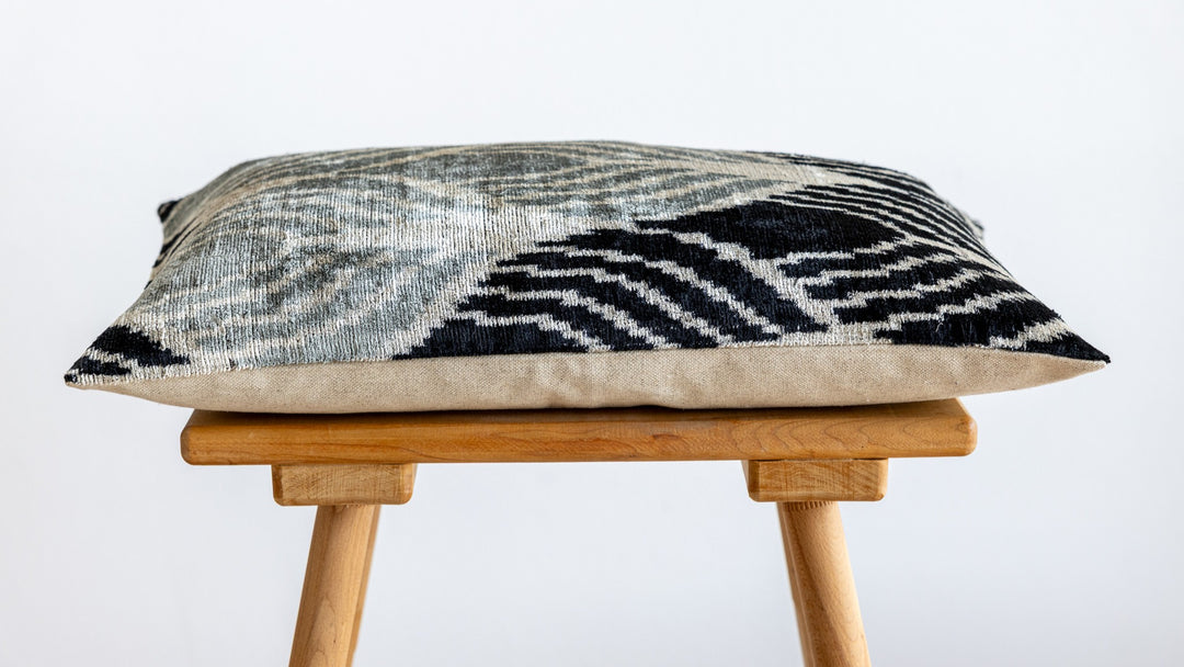 Silk/Velvet Kissenhülle 40x60cm Op-Art Wellen Offwhite Schwarz Grau