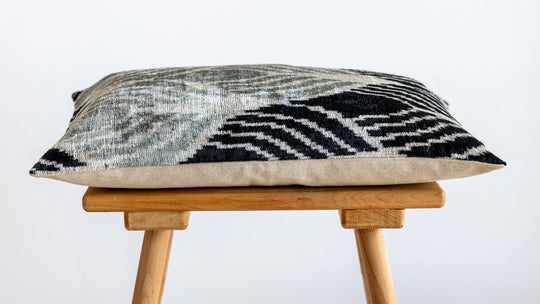 Silk/Velvet Kissenhülle 40x60cm Op-Art Wellen Offwhite Schwarz Grau