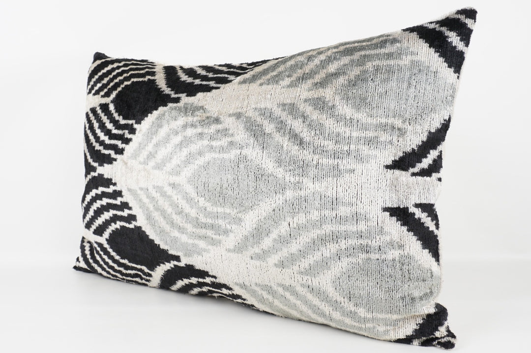 Seidenkissen 40x60cm mit Op-Art Wellen in Offwhite-Schwarz-Grau