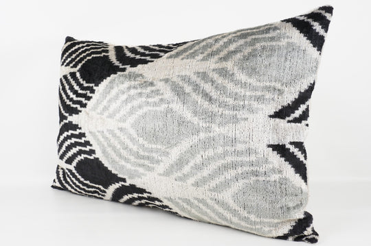 Seidenkissen 40x60cm mit Op-Art Wellen in Offwhite-Schwarz-Grau