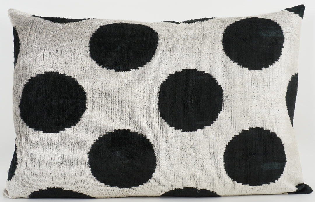 Seidenkissen 40x60cm mit Polka Dots in Offwhite und Schwarz – Silk/Velvet