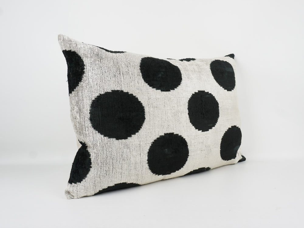 Seidenkissen 40x60cm mit Polka Dots in Offwhite und Schwarz – Silk/Velvet