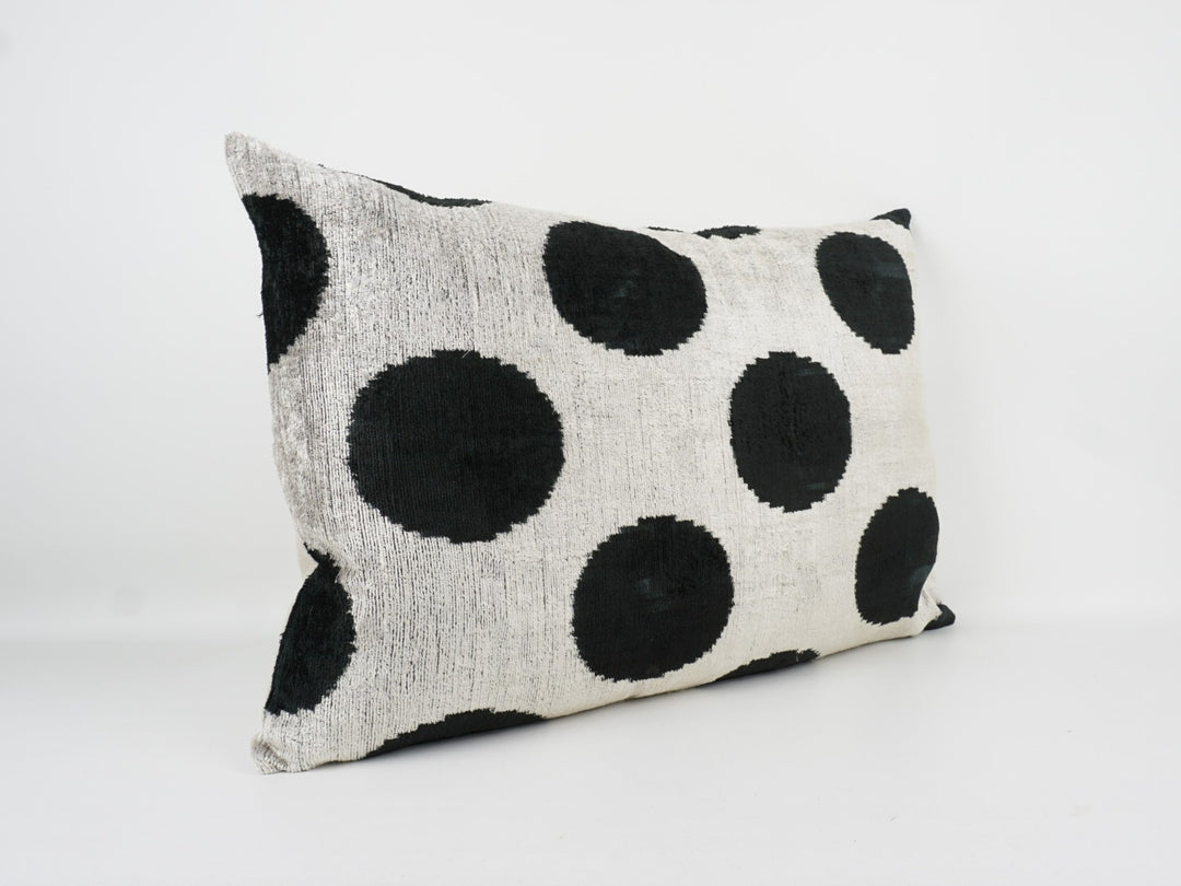 Seidenkissen 40x60cm mit Polka Dots in Offwhite und Schwarz – Silk/Velvet