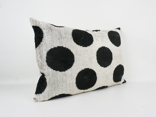 Seidenkissen 40x60cm mit Polka Dots in Offwhite und Schwarz – Silk/Velvet