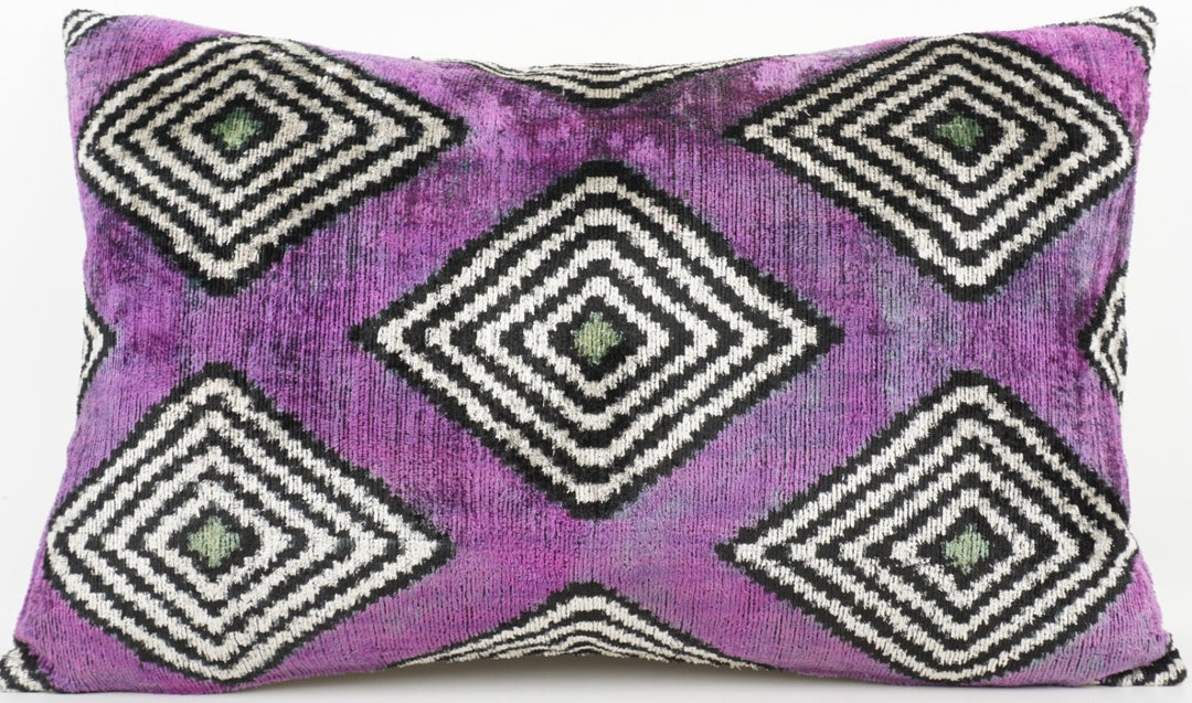 Seidenkissen 40x60cm mit Rauten-Labyrinth in Violett-Schwarz-Offwhite-Grün