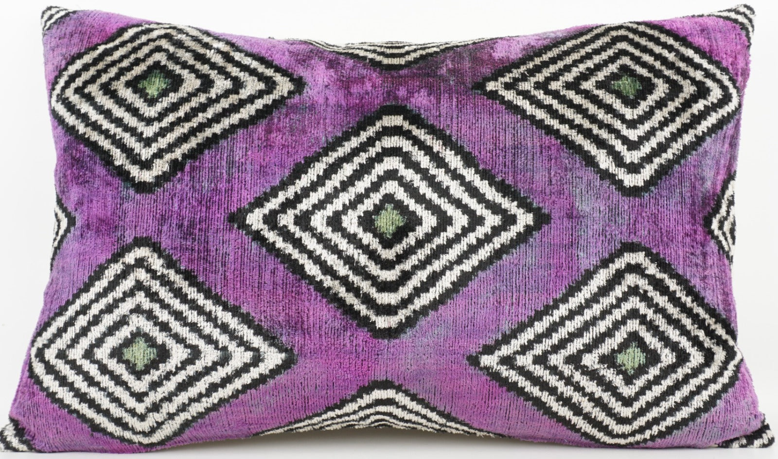 Seidenkissen 40x60cm mit Rauten-Labyrinth in Violett-Schwarz-Offwhite-Grün