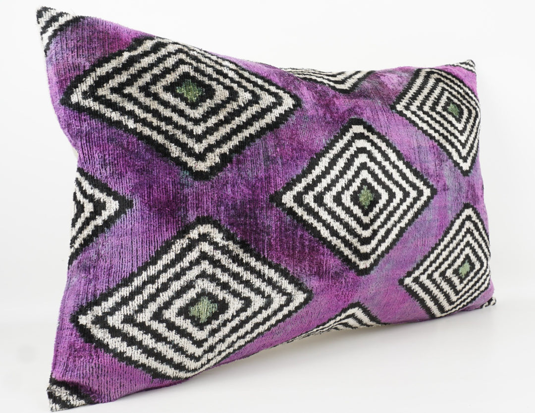 Seidenkissen 40x60cm mit Rauten-Labyrinth in Violett-Schwarz-Offwhite-Grün