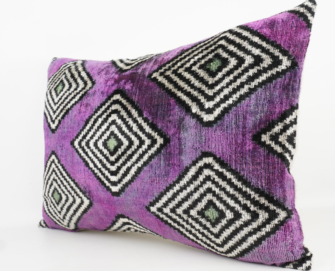 Seidenkissen 40x60cm mit Rauten-Labyrinth in Violett-Schwarz-Offwhite-Grün