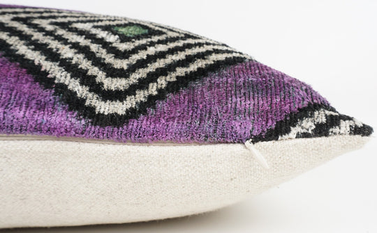 Seidenkissen 40x60cm mit Rauten-Labyrinth in Violett-Schwarz-Offwhite-Grün
