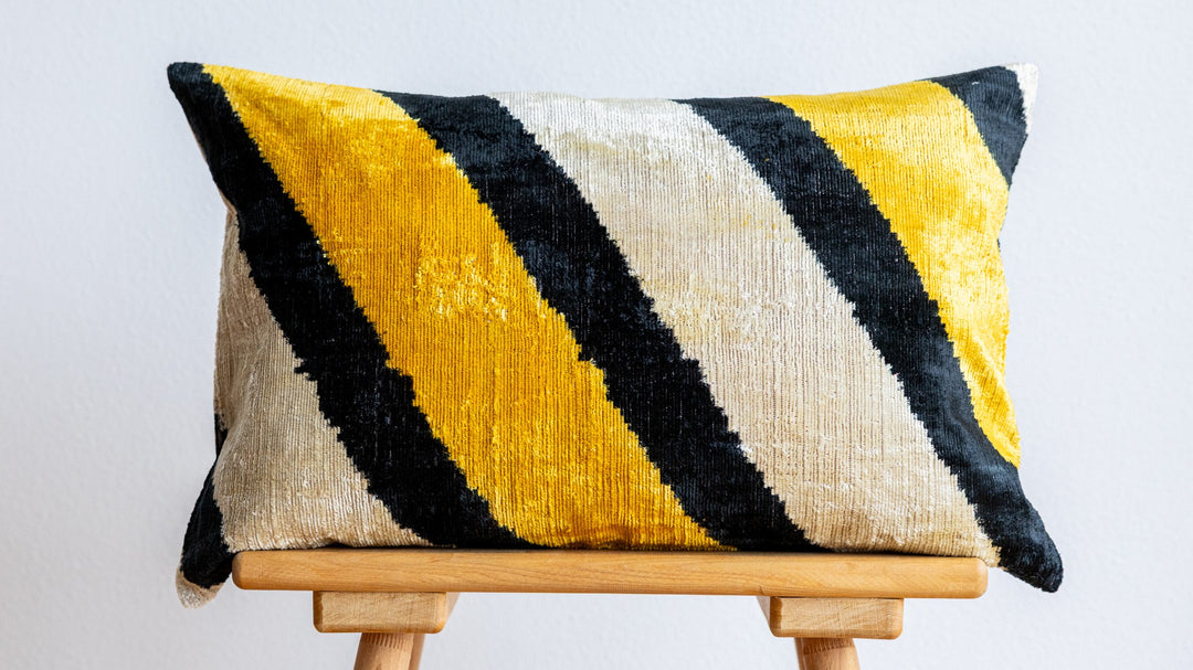 Silk/Velvet Kissenhülle 40x60cm Streifen Diagonal Schwarz Gelb Offwhite