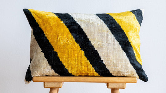 Silk/Velvet Kissenhülle 40x60cm Streifen Diagonal Schwarz Gelb Offwhite