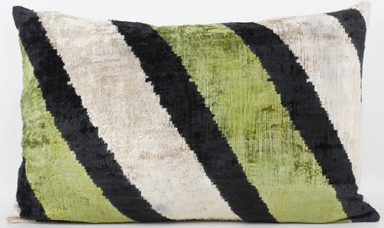 Seidenkissen 40x60cm mit diagonalen Streifen in Schwarz-Hellgrün-Offwhite