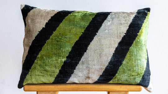 silk-velvet-kissenhuelle-40x60cm-streifen-diagonal-schwarz-hellgruen-offwhite-100_Seide-premium-dekokissen-seidenkissen-designkissen122