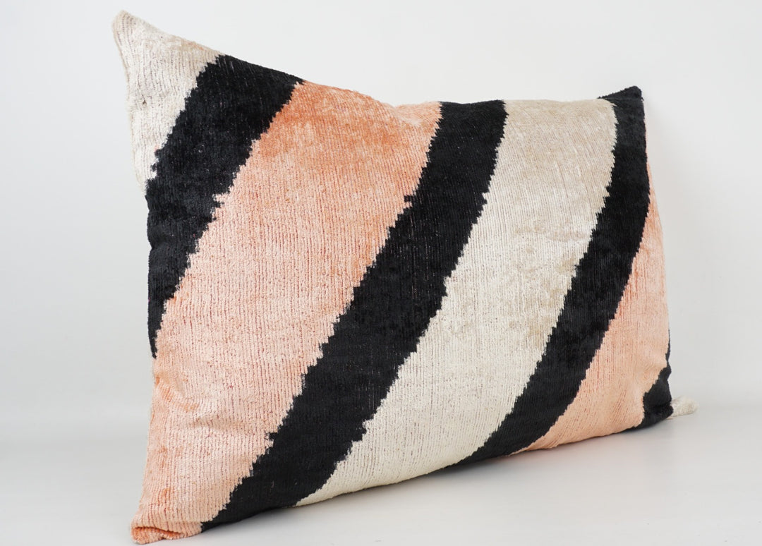 Seidenkissen 40x60cm mit diagonalen Streifen in Schwarz-Rosé-Offwhite