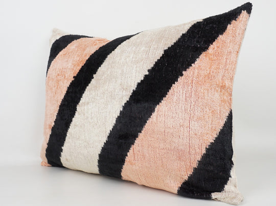 Seidenkissen 40x60cm mit diagonalen Streifen in Schwarz-Rosé-Offwhite