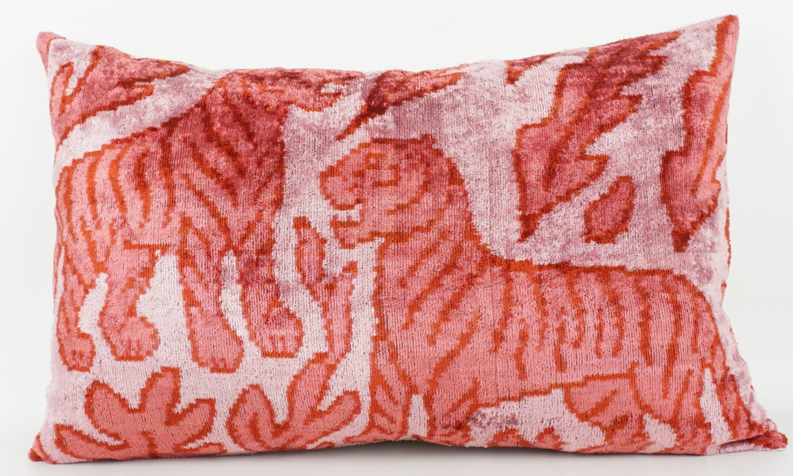 Seidenkissen 40x60 cm mit Tiger-Muster in Rosé-Koralle