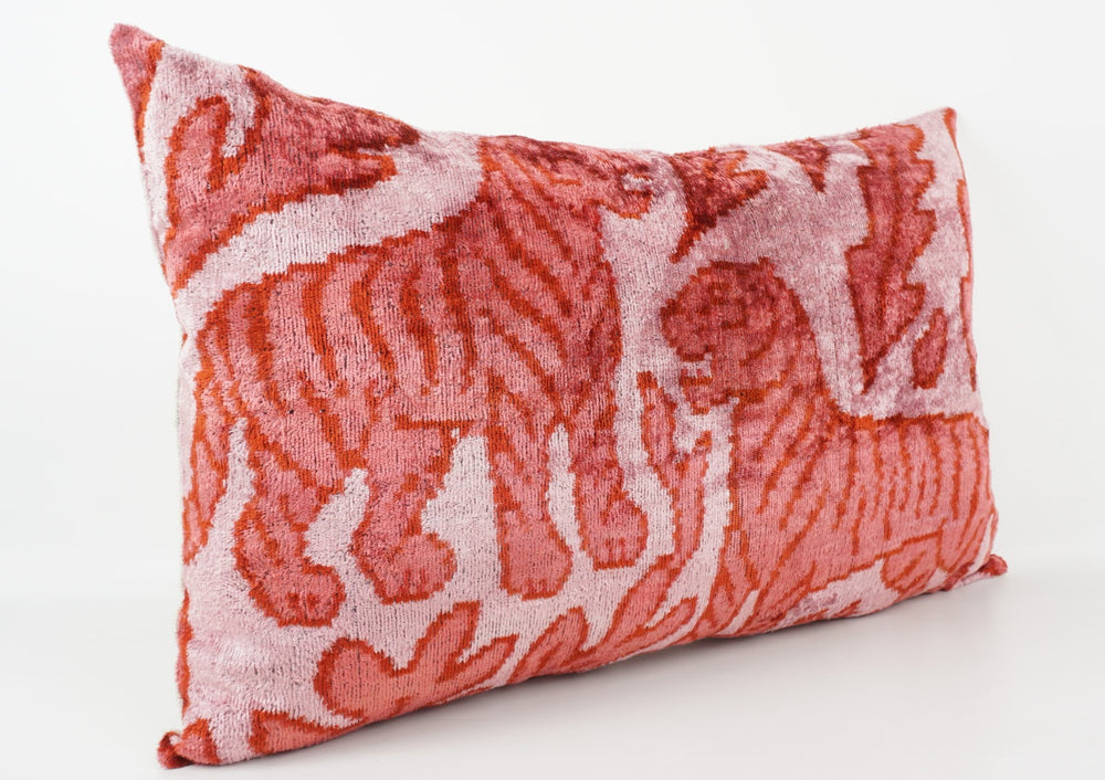 Seidenkissen 40x60 cm mit Tiger-Muster in Rosé-Koralle