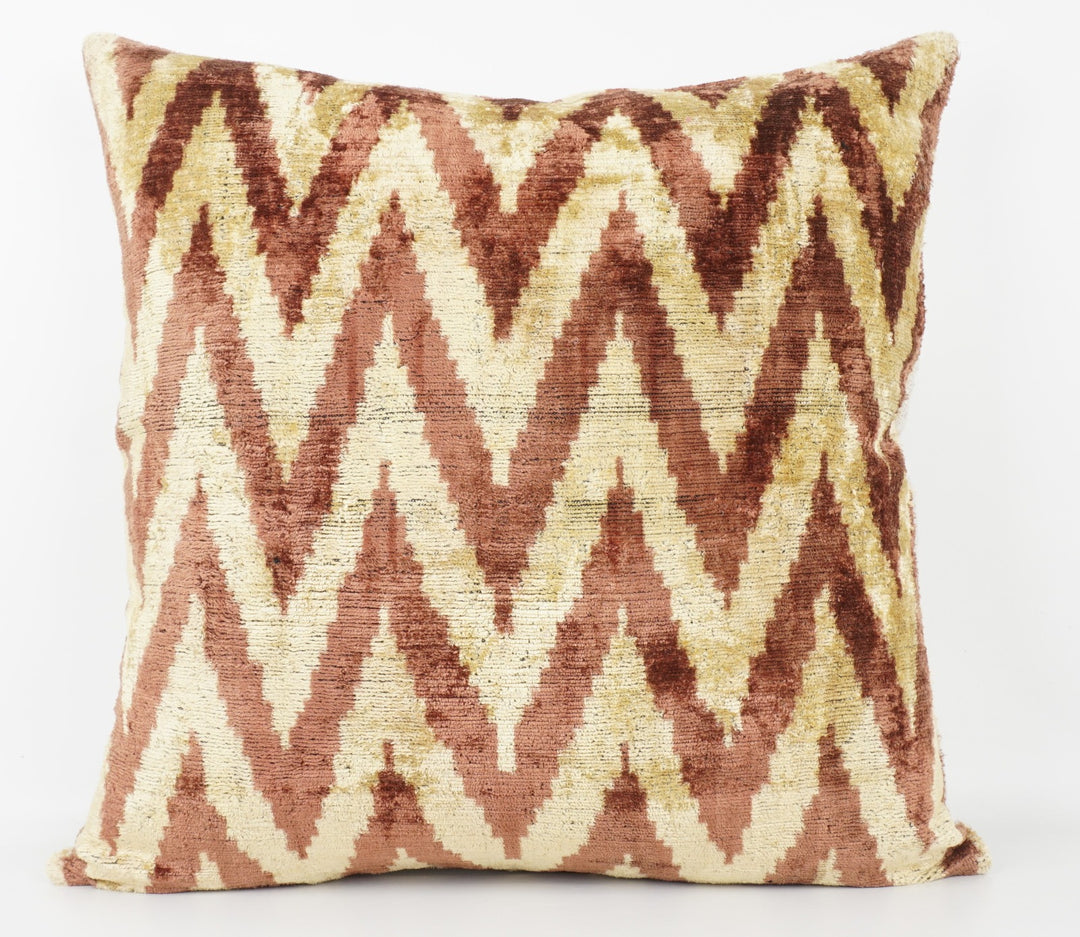 Seidenkissen 50x50cm mit Chevron-Muster in Kupfer, Gold und Beige