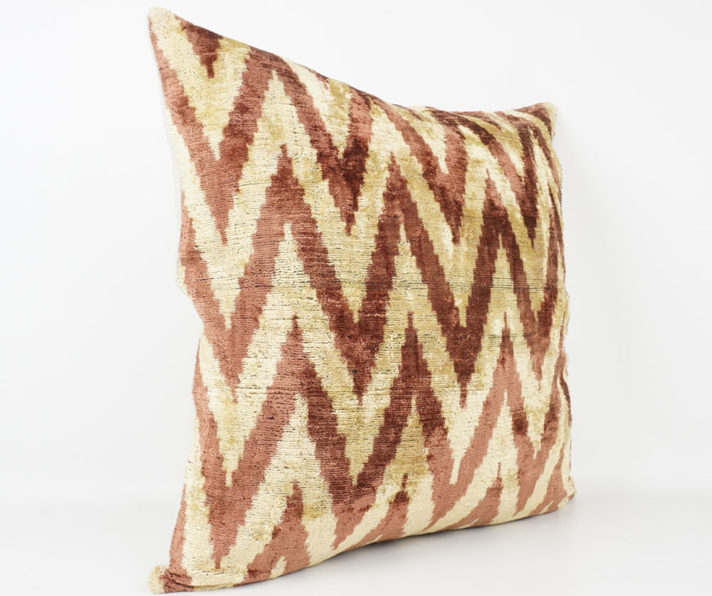 Seidenkissen 50x50cm mit Chevron-Muster in Kupfer, Gold und Beige