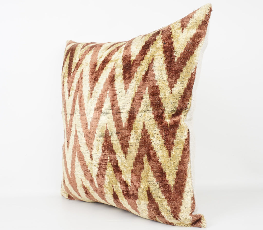 Seidenkissen 50x50cm mit Chevron-Muster in Kupfer, Gold und Beige