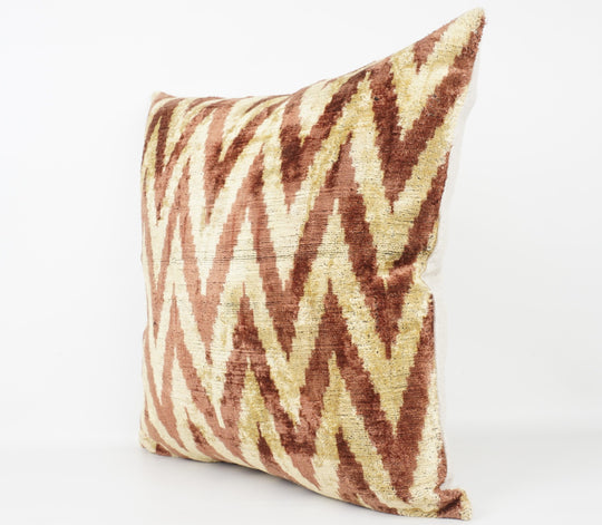 Seidenkissen 50x50cm mit Chevron-Muster in Kupfer, Gold und Beige