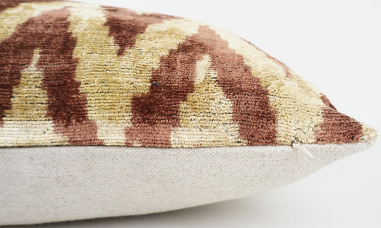 Seidenkissen 50x50cm mit Chevron-Muster in Kupfer, Gold und Beige